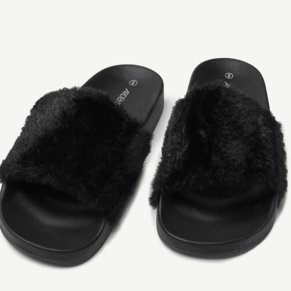 (NEW) Soda Fur Slip On- size 6